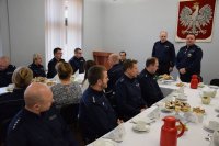Na fotografii widać Komendanta Powiatowego Policji w Tarnowskich Górach insp. Krzysztofa Hajdę, Zastępcę Komendanta podinspektora Sławomira Bylickiego, oraz siedzących przy stołach policjantów i pracowników cywilnych.