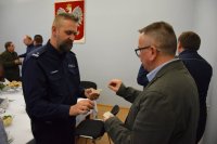 Na fotografii widać dzielących się opłatkiem Naczelnika Wydziału PG oraz Naczelnika Wydziału Kryminalnego