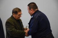 Na fotografii widać dzielących się opłatkiem Zastępcę Komendanta podinspektora Sławomira Bylickiego oraz księdza Joachima Gondro.