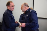 Na fotografii widać dzielących się opłatkiem Komendanta Powiatowego Policji w Tarnowskich Górach insp. Krzysztofa Hajdę oraz Kierownika RPI asp. szt. Rafała Śpiewoka