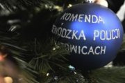 zdjęcie przedstawia świąteczną bombkę z napisem Komenda Wojewódzka Policji