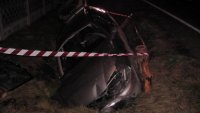 Na fotografii widać przydrożny rów, w którym leży rozbity samochód osobowy.