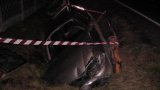 Na fotografii widać przydrożny rów, w którym leży rozbity samochód osobowy.