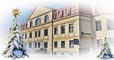 Grafika - budynek Komendy Powiatowej Policji w Tarnowskich Górach, obok którego znajdują się ośnieżone choinki.