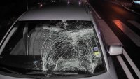 Na fotografii widać rozbitą przednią szybę w samochodzie osobowym