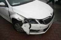 Na fotografii widać rozbity przód samochodu osobowego