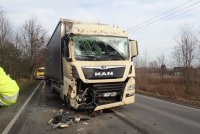 Na fotografii widać rozbity przód samochodu ciężarowego. Pojazd zaparkowany jest na środku drogi. Za ciężarówką widać samochód pomocy drogowej.