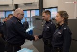 Na fotografii widać Komendanta Wojewódzkiego Policji w Katowicach nadinsp. Krzysztofa Justyńskiego oraz tarnogórskich policjantów: sierż. szt. Krzysztofa Lach i sierż. Monikę Karcz