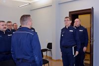 Naczelnik Wydziału Prewencji kom. Piotr Skolik składa meldunek Pierwszemu  Zastępcy Komendanta Wojewódzkiego Policji w Katowicach insp. Romanowi Rabsztynowi