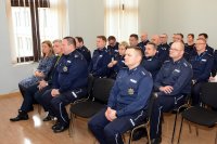 grupa policjantów siedzących na krzesłach. Wśród nich znajduje się  Wicestarosta Tarnogórski Sebastian Nowak, Zastępca Prokuratora Rejonowego Beata Huras