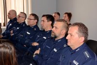grupa policjantów siedzących na krzesłach