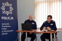 przy stoliku siedzi od prawej Pierwszy Zastępca Komendanta Wojewódzkiego Policji w Katowicach insp. Roman Rabsztyn oraz  Komendant Powiatowy Policji w Tarnowskich Górach insp. Krzysztof Hajda