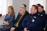 siedzący na krzesłach od prawej podinsp. Sławomir Bylicki,  Wicestarosta Tarnogórski Sebastian Nowak, Zastępca Prokuratora Rejonowego Beata Huras
