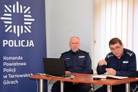 przy stoliku siedzi od prawej Pierwszy Zastępca Komendanta Wojewódzkiego Policji w Katowicach insp. Roman Rabsztyn oraz  Komendant Powiatowy Policji w Tarnowskich Górach insp. Krzysztof Hajda