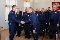 Naczelnik Wydziału Prewencji kom. Piotr Skolik ściska dłoń Pierwszemu  Zastępcy Komendanta Wojewódzkiego Policji w Katowicach insp. Romanowi Rabsztynowi