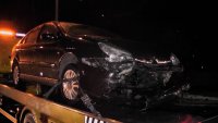 na lawecie znajduje się samochód osobowy, który ma rozbity przód