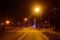 na fotografii widać przejście dla pieszych. W tle widać policyjny radiowóz zaparkowany przed autobusem.