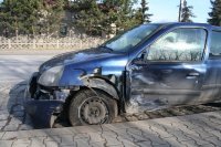 samochód osobowy z uszkodzonym bokiem