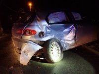 Na fotografii widać bok samochodu osobowego, który jest uszkodzony. Widać urwane koło oraz otwarte kurtyny boczne.