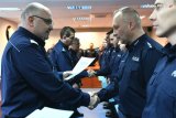 Komendant  Wojewódzki Policji w Katowicach oraz jego Zastępcy wręczają policjantom rozkazy i wyróżnienia