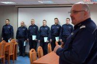 Na fotografii widać Komendanta Wojewódzkiego Policji w Katowicach oraz wyróżnionych policjantów