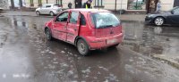 czerwony samochód osobowy, który ma uszkodzony - wgnieciony cały bok od strony kierowcy