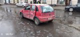 czerwony samochód osobowy, który ma uszkodzony - wgnieciony cały bok od strony kierowcy