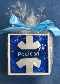 własnoręcznie robiona policyjna gwiazda, którą dzielnicowi otrzymali w podziękowaniu za wizytę