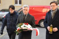 od lewej Poseł na Sejm Tomasz Głogowski, w środku Wicestarosta Sebastian Nowak i z prawej Członek Zarządu Powiatu Tarnogórskiego Stanisław Torbus