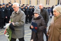 Przedstawiciele Zarządu Stowarzyszenia Rodziny Katyńskiej niosą kwiaty pod tablice