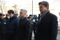 Przedstawiciele Starostwa Powiatowego oraz Poseł na Sejm Tomasz Głogowski stoją przed tablicą pamięci