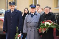 fotografia kolorowa.  Pierwszy Zastępca Komendanta Powiatowego Policji w Tarnowskich Górach podinsp. Sławomir Bylicki wraz z Dyrektorem Aresztu Śledczego i przedstawicielem NSZZ Solidarność Janem Jelonkiem
