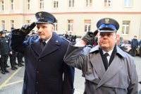 fotografia kolorowa.  Pierwszy Zastępca Komendanta Powiatowego Policji w Tarnowskich Górach podinsp. Sławomir Bylicki wraz z Dyrektorem Aresztu oddają honor