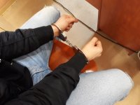 na zdjęciu widać ręce, na których zapięte są kajdanki