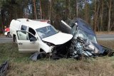 na zdjęciu: miejsce, w którym doszło do wypadku, rozbite samochody