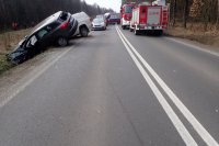 na zdjęciu: miejsce, w którym doszło do wypadku, rozbite samochody i straż pożarna