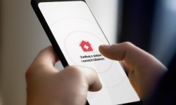 na zdjęciu widać dłonie, w których znajduje się telefon komórkowy