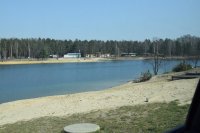 fotografia kolorowa: widok zalewu oraz plaży