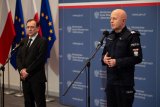 Na zdjęciu widać stojących przed mikrofonami od prawej Komendanta Głównego Policji generalnego inspektora Jarosława Szymczyka oraz Ministra Mariusza Kamińskiego