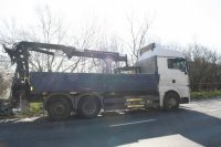 fotografia kolorowa: widać na niej bok samochodu ciężarowego, który na przyczepie ma zamontowany tzw. hds