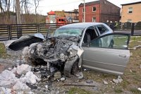 na zdjęciu widać kompletnie zniszczony przód samochodu osobowego. Nie ma maski, widać zgnieciony silnik