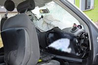 wnętrze samochodu. Połamane fotele i zniszczona deska rozdzielcza