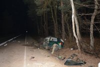 Na zdjęciu widać drogę. W przydrożnym rowie widać wrak samochodu osobowego