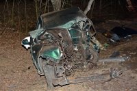 na zdjęciu widać kompletnie zniszczony samochód osobowy