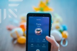 Zdjęcie przedstawia telefon komórkowy, na wyświetlaczu, którego widać napis Tata. Pod napisem znajduje się zdjęcie policjanta