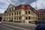 Fotografia kolorowa: na zdjęciu widać budynek Komendy Powiatowej Policji w Tarnowskich Górach