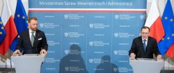 Na zdjęciu widać stojących przy mównicach Ministra Zdrowia Łukasza Szumowskiego oraz Ministra MSWiA Mariusza Kamińskiego