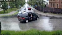 na zdjęciu widać jak z samochodu osobowego skręcającego w lewo w ulicę, wypada dziecko