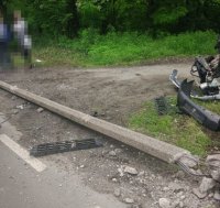 Na zdjęciu widać powalony przy drodze słup energetyczny.