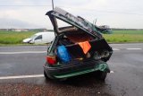 Na zdjęciu widać rozbity tył samochodu. Widać zgniecioną, otwartą klapę bagażnika.